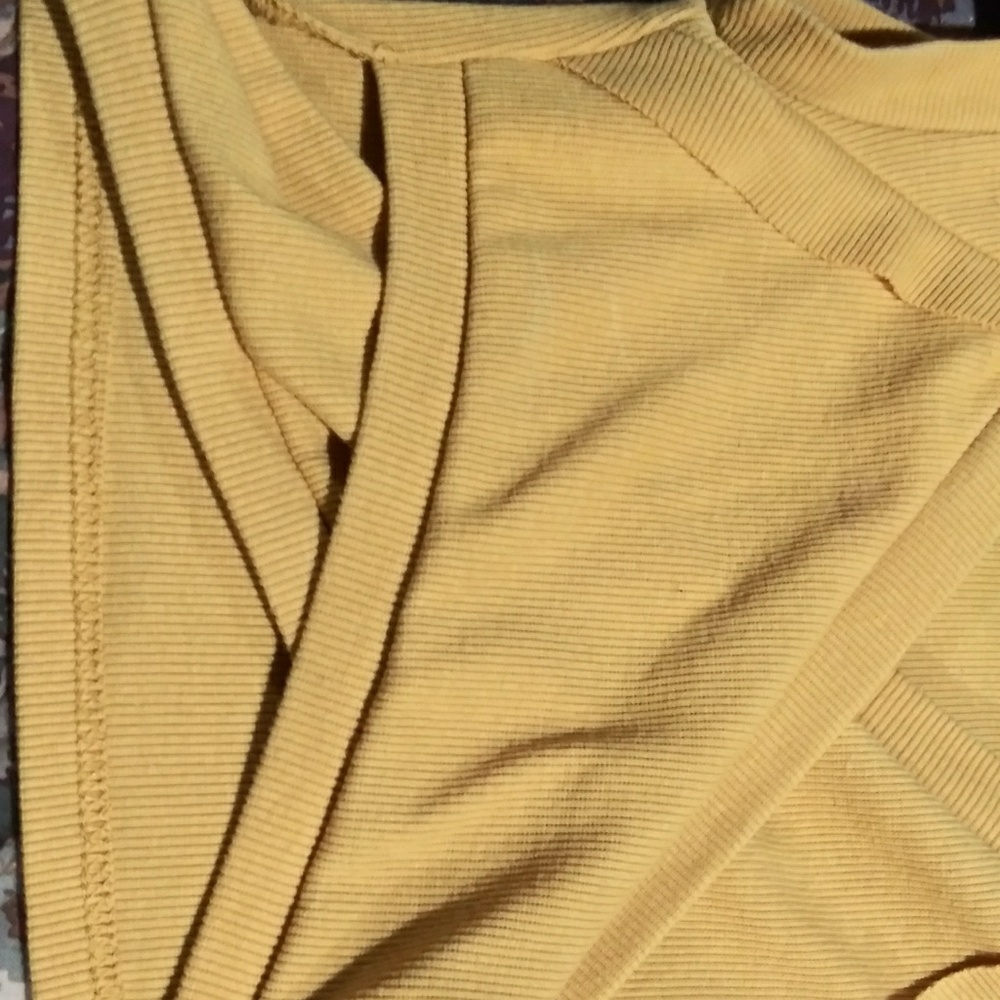 3/$15 Criss cross crop top - Picture 2 of 3